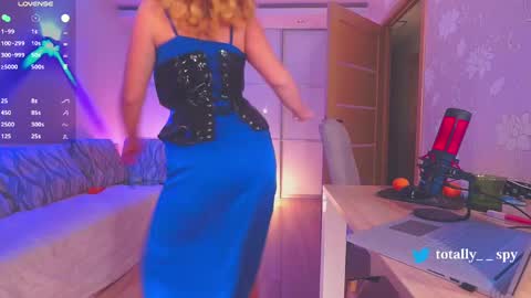 Snapshot of totally_spy chatting on February 23, 6:29 pm Madam Viktoria Vacation in Portugal 2811 - 0412 online show from February 23, 6:29 pm