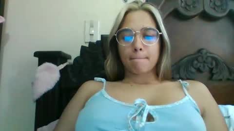 Snapshot of triana_bell chatting on January 12, 3:57 pm triana_bell online show from January 12, 3:57 pm