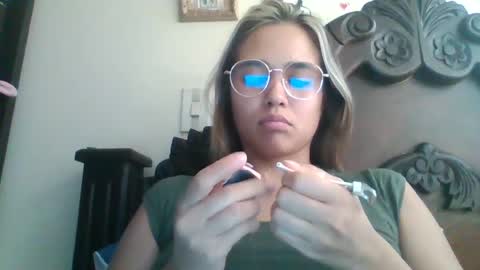 Snapshot of triana_bell chatting on December 6, 6:49 pm triana_bell online show from December 6, 6:49 pm