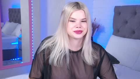 Snapshot of tweety_pie_ chatting on January 16, 1:27 am Hallie online show from January 16, 1:27 am