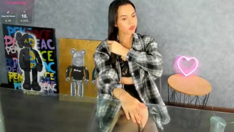 Snapshot of ur_emellly chatting on October 10, 7:02 am Hello my name is Emilly online show from October 10, 7:02 am