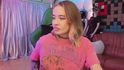 Leila online show from December 8, 9:19 pm