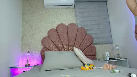 Vaiolet colls online show from February 3, 11:59 am