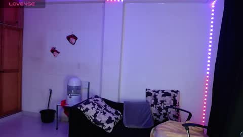 Snapshot of valerie_smile chatting on March 10, 11:01 am Valerie online show from March 10, 11:01 am