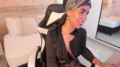 V A L  online show from November 1, 5:06 pm