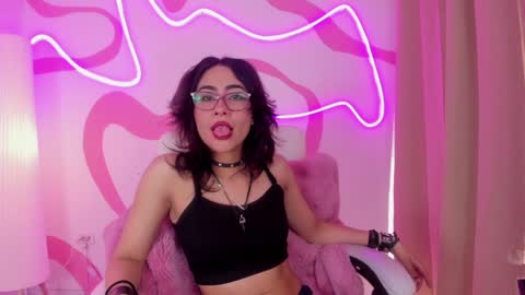 Snapshot of vampy_dolll chatting on December 2, 1:01 pm vampy_dolll online show from December 2, 1:01 pm
