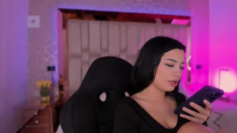 vanessaduval online show from September 25, 8:13 am