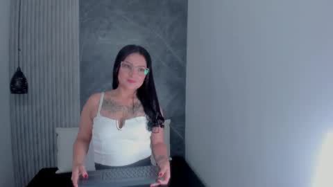 Snapshot of vanessamirren chatting on October 5, 12:43 pm vanessamirren online show from October 5, 12:43 pm