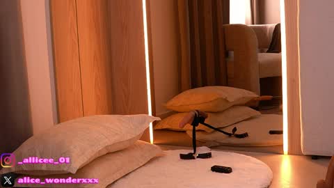 Vanessa Simon online show from April 11, 7:45 am