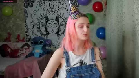 Snapshot of vanilla_arya chatting on December 12, 10:24 am Adelina online show from December 12, 10:24 am