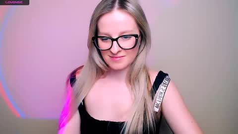 Mia online show from February 7, 1:26 pm