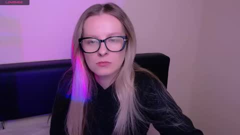 Mia online show from October 21, 7:23 am