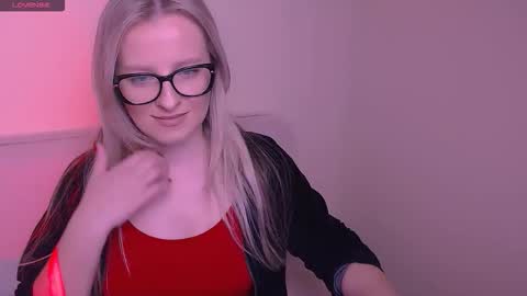 Mia online show from November 15, 8:48 am