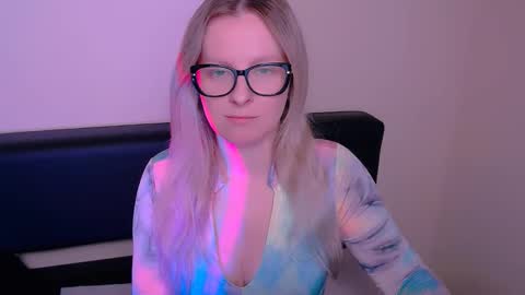 Mia online show from September 29, 7:02 am