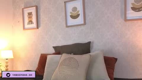 Vee Simons online show from March 17, 8:02 pm