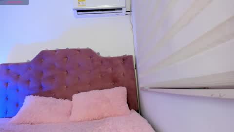 velveet_ online show from September 23, 12:36 pm