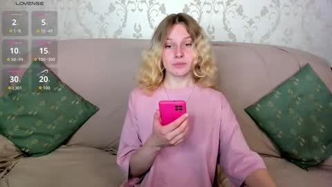 Snapshot of velvet_peach_ chatting on September 10, 11:43 am velvet_peach_ online show from September 10, 11:43 am