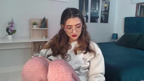 Mia online show from October 29, 1:26 pm