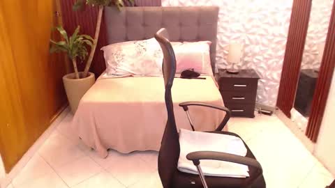 VERONICA online show from March 3, 1:50 pm