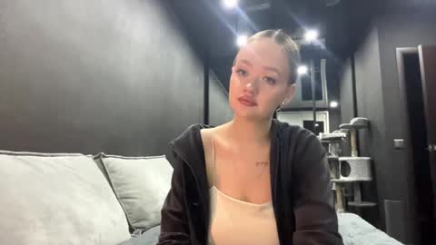 Esta online show from October 28, 4:24 pm