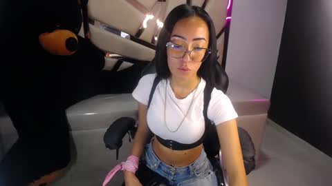Snapshot of victoria_ricci_a chatting on February 27, 4:43 pm Victoria online show from February 27, 4:43 pm