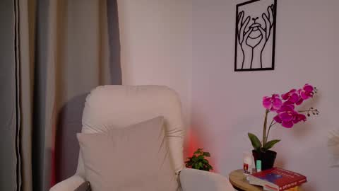 VictoriaNova online show from February 13, 9:27 pm