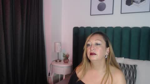 Snapshot of victoriaqueen_fg_ chatting on September 22, 12:25 pm victoriaqueen_fg_ online show from September 22, 12:25 pm