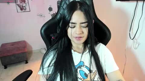 Snapshot of vio_let_ chatting on October 19, 7:54 am Daniela online show from October 19, 7:54 am