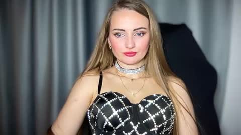 Snapshot of viola_1 chatting on December 17, 10:43 pm Funny girl online show from December 17, 10:43 pm