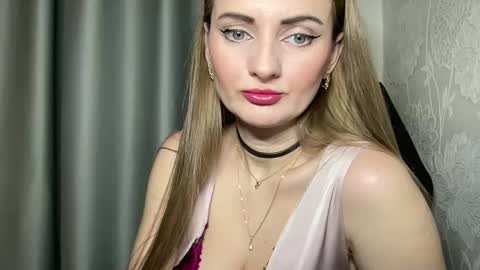 Snapshot of viola_1 chatting on December 20, 2:08 am Funny girl online show from December 20, 2:08 am