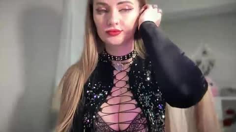 Snapshot of viola_1 chatting on January 19, 8:19 pm Funny girl online show from January 19, 8:19 pm