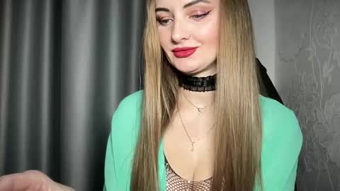 Snapshot of viola_1 chatting on December 15, 7:42 pm Funny girl online show from December 15, 7:42 pm