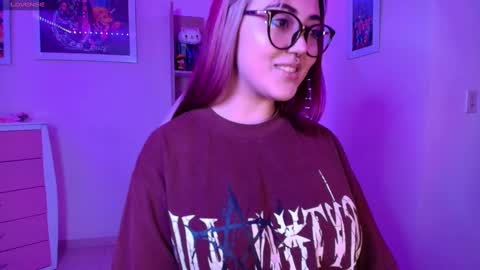 Snapshot of violeet_smile chatting on March 10, 3:45 am violet online show from March 10, 3:45 am