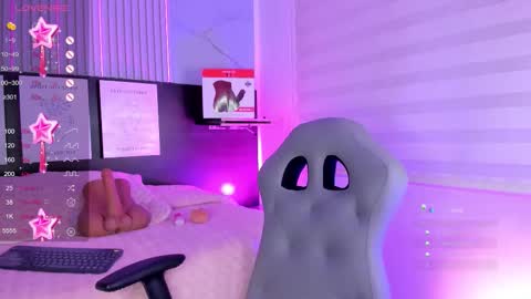 Snapshot of violet_spencer chatting on October 1, 11:20 pm Violeta online show from October 1, 11:20 pm