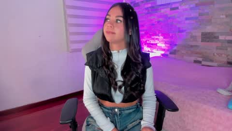 Snapshot of violet_spencer chatting on December 5, 2:44 pm Violeta online show from December 5, 2:44 pm