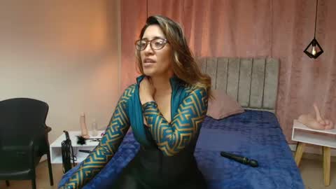 Snapshot of violetascott_ chatting on February 6, 12:48 pm VIOLETA online show from February 6, 12:48 pm