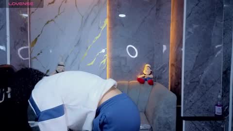 violeth_b online show from April 16, 1:00 pm