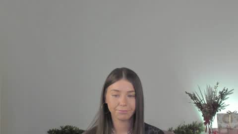 Snapshot of violetta_finch chatting on December 19, 8:45 am violetta_finch online show from December 19, 8:45 am