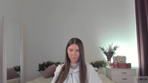 Snapshot of violetta_finch chatting on December 15, 8:30 am violetta_finch online show from December 15, 8:30 am
