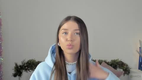 Snapshot of violetta_finch chatting on December 5, 8:22 am violetta_finch online show from December 5, 8:22 am
