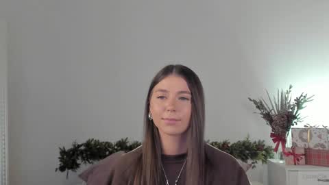 Snapshot of violetta_finch chatting on December 14, 8:34 am violetta_finch online show from December 14, 8:34 am
