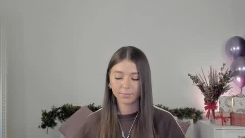 Snapshot of violetta_finch chatting on December 12, 8:25 am violetta_finch online show from December 12, 8:25 am