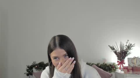Snapshot of violetta_finch chatting on December 22, 8:27 am violetta_finch online show from December 22, 8:27 am