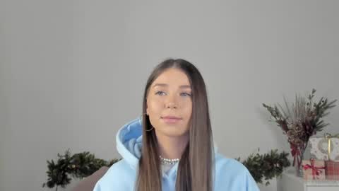 Snapshot of violetta_finch chatting on December 17, 8:23 am violetta_finch online show from December 17, 8:23 am