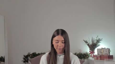 Snapshot of violetta_finch chatting on January 9, 8:13 am violetta_finch online show from January 9, 8:13 am