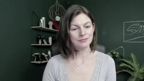 Vivian online show from April 24, 12:30 pm