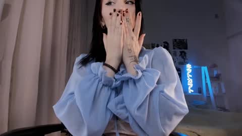 vivian_qwerty online show from December 15, 4:40 am