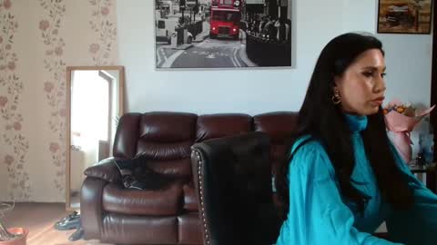 vivienne online show from March 10, 11:23 am