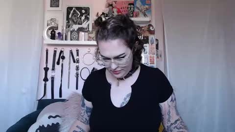 Snapshot of vixinvvitch chatting on October 4, 7:40 pm VIXIN online show from October 4, 7:40 pm