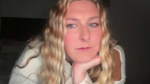 Snapshot of wet_scarlett72 chatting on October 28, 1:22 am Scarlett online show from October 28, 1:22 am